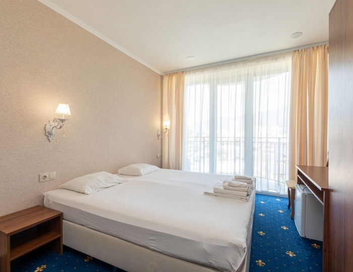 Семейный 4-местный коннект вид на горы / сад (2 стандартных номера) - Отель «Европа» Гагра