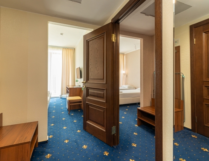 Семейный 4-местный коннект вид на море / бассейн (2 стандартных номера) - Отель «Европа» Гагра